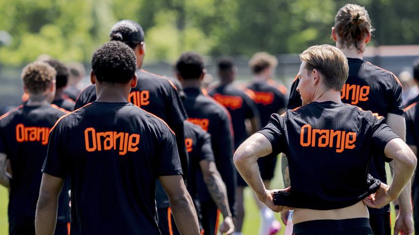 Timber with his teammates in the Netherlands' training session (©Roy Lazet/Soccrates/Getty Images/Gallo Images)