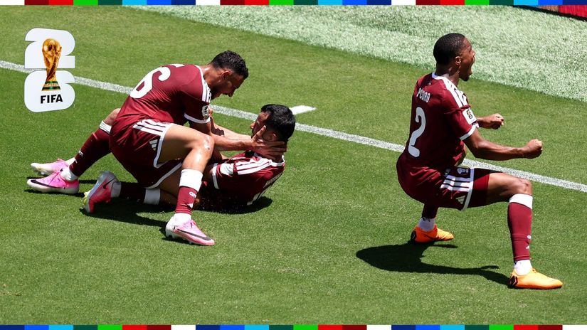Qatar players ecstatically celebrate their late equalizer (©Fran Santiago/Getty Images)