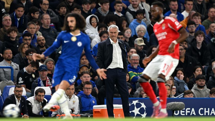 Cucurella in action for Chelsea with Mourinho as Benfica coach watching him (©)