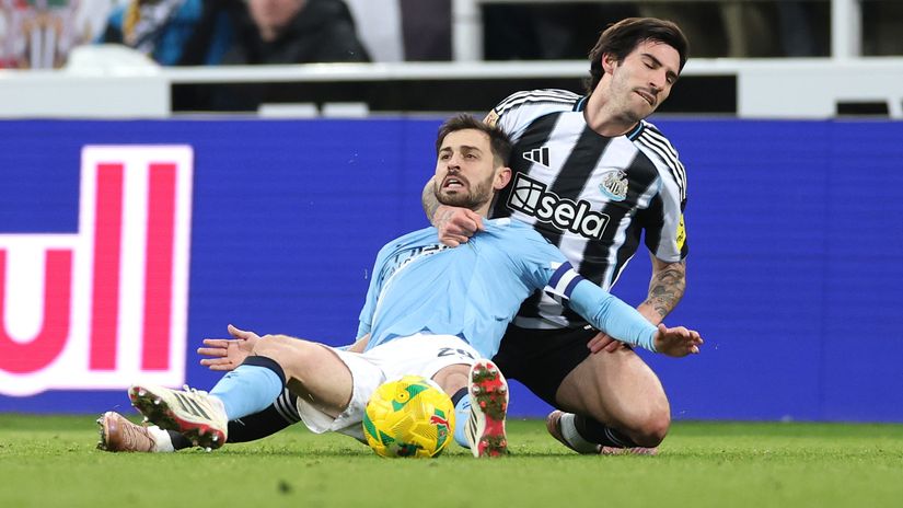 Move away, it's time for me... Bernardo Silva and Tonali (© Stu Forster/Getty Images)