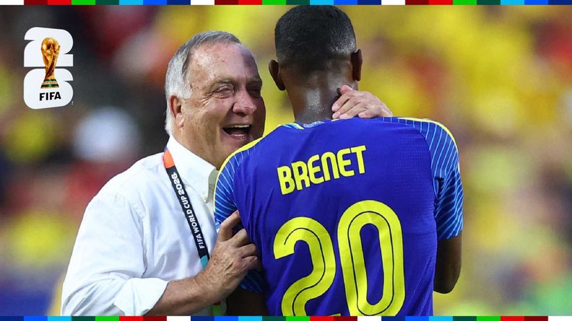 Advocaat with his player, Brenet, during the Ecuador tie (©REUTERS/Hannah Mckay)