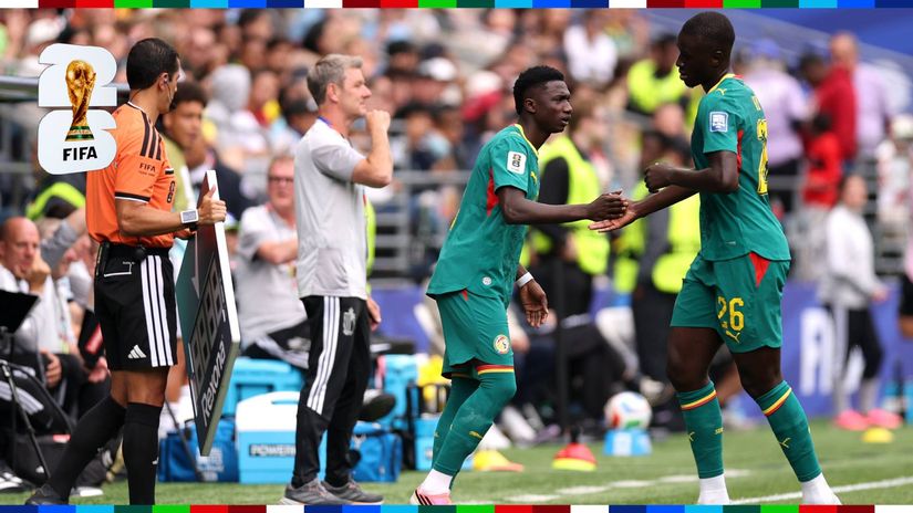 Disappointed Pape Gueye is substituted by Lamine Camara during the game against Belgium (©Fran Santiago/Getty Images)