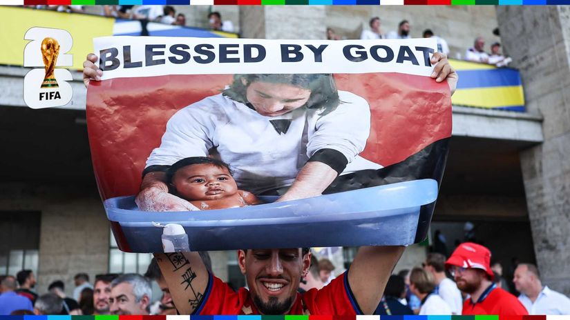 A fan of Spain holding a picture of Lionel Messi and Lamine Yamal (©Robbie Jay Barratt - AMA/Getty Images)