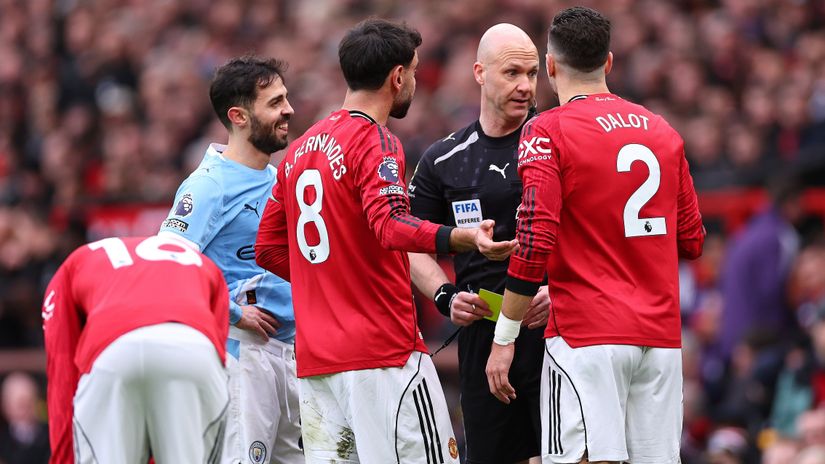 Taylor officiating the previous Manchester Derby last January (©Robbie Jay Barratt - AMA/Getty Images/Gallo Images)