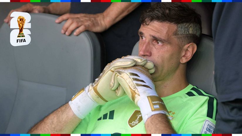 Dejected Martinez in tears after the defeat in the World Cup final (©AFP)