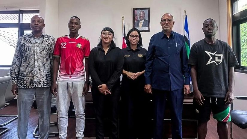Brian Andaje and Sunday Adam Majimbo with representatives from APPI and the Kenyan Embassy in Indonesia© FIFPRO