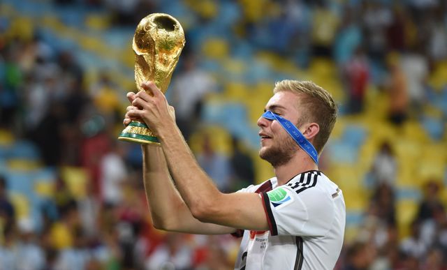 Kramer celebrates with the World Cup trophy (©Matthias Hangst/Getty Images)