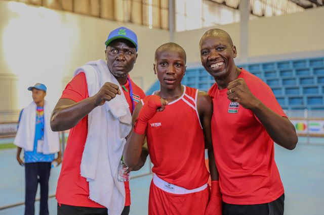 Clinton Omondi and his coaches ©Team Kenya