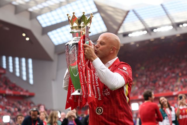 Arne Slot kissing the Premier League trophy (©Carl Recine/Getty Images)
