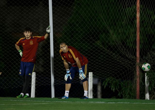 Iker Casillas and Victor Valdes at Spain national team's training session in June 2013 (©Jasper Juinen/Getty Images)