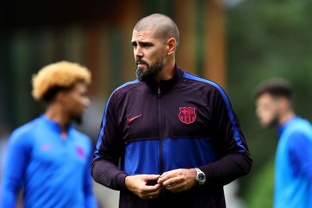 Valdes as Barcelona U-19 coach in 2019 (©Dean Mouhtaropoulos/Getty Images)