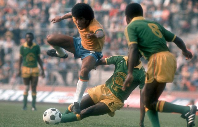 Massamba Kilasu (#6) of Zaire stops Brazil's Jairzinho, as Mabwene Mana (#8) watches - Gelsenkirchen, Germany, June 22, 1974, FIFA World Cup (©AFP)