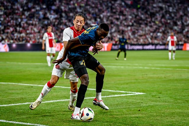 Sichenje in a duel with Kian Fitz-Jim of Ajax on his debut with Vojvodina in Amsterdam, in July 2024 (©AFP)