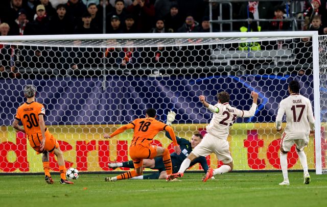 Muller scores to make it 2-1 (© Christof Koepsel/Getty Images)