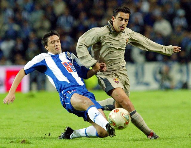 Tiago of Porto and Barcelona's Xavi in action at Dragao's inauguration (©AFP)