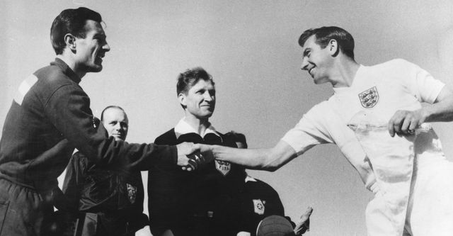 Captains of Argentina and England, Ruben Navarro and Johnny Haynes, shake hands ahead of the 1962 World Cup game (©Keystone/Getty Images)