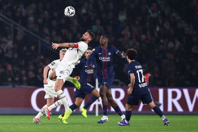 Giroud in action against PSG (©AFP)