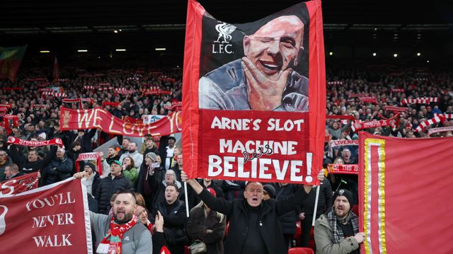 A Liverpool fan holding a banner of support dedicated to Arne Slot (©Carl Recine/Getty Images)