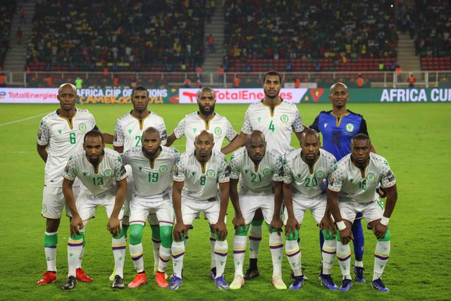 Comoros XI posing for a team photo prior to the Round of 16 clash against Cameroon at the 2021 AFCON (©AFP)