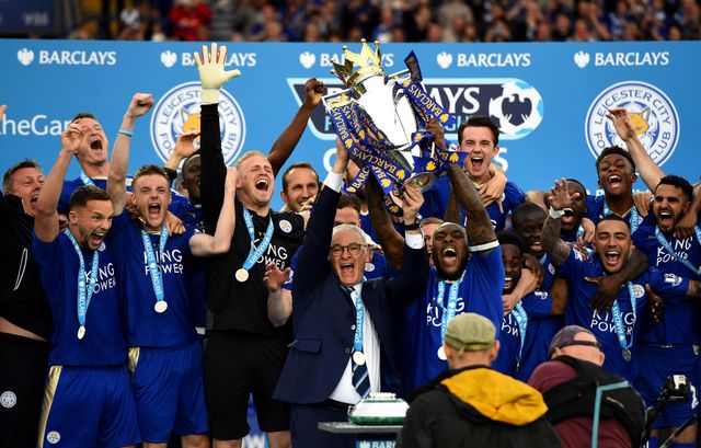 Claudio Ranieri and his men lift the Premier League trophy, May 2016 (©Laurence Griffiths/Getty Images)