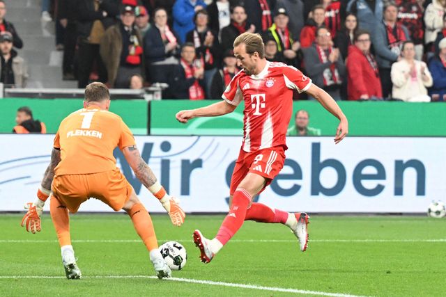 Mark Flekken stops Harry Kane in a one-on-one situation (©AFP)