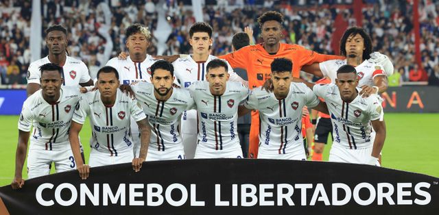 LDU players pose for a team photo before the clash against Palmeiras (©Franklin Jacome/Getty Images)