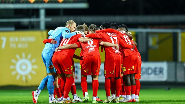 Lillestrom players' huddle ahead of the match against Bodo/Glimt (©AFP)
