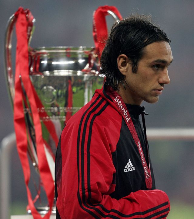 Nesta passing by the UCL trophy after the ceremony (©AFP)