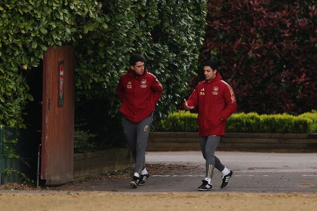 Carlos Cuesta talking to Mikel Arteta (©Richard Heathcote/Getty Images)