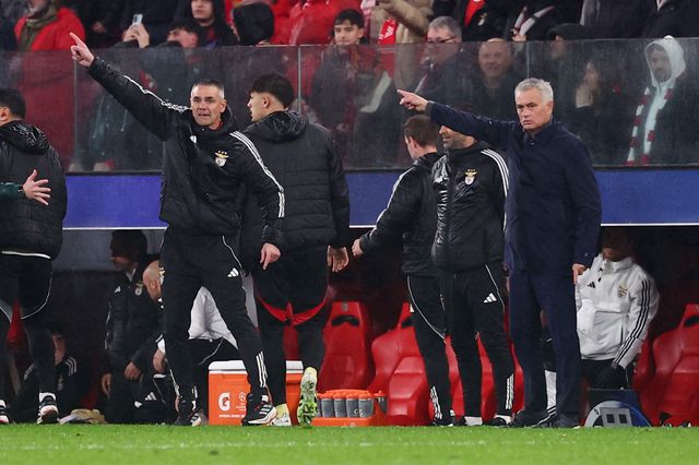 Mou and his assistant show Trubin to go in front of Real Madrid's goal (©Gallo images)