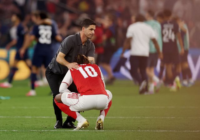 Mikel Arteta consoles Eberechi Eze after the defeat to PSG (©Carl Recine/Getty Images)