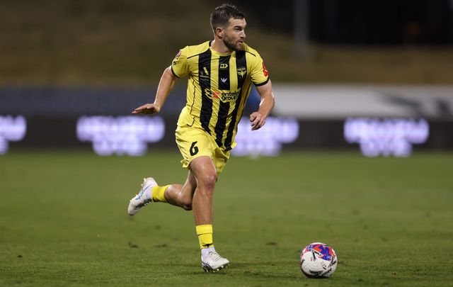 Tim Payne in action for Wellington Phoenix (©Darrian Traynor/Getty Images)